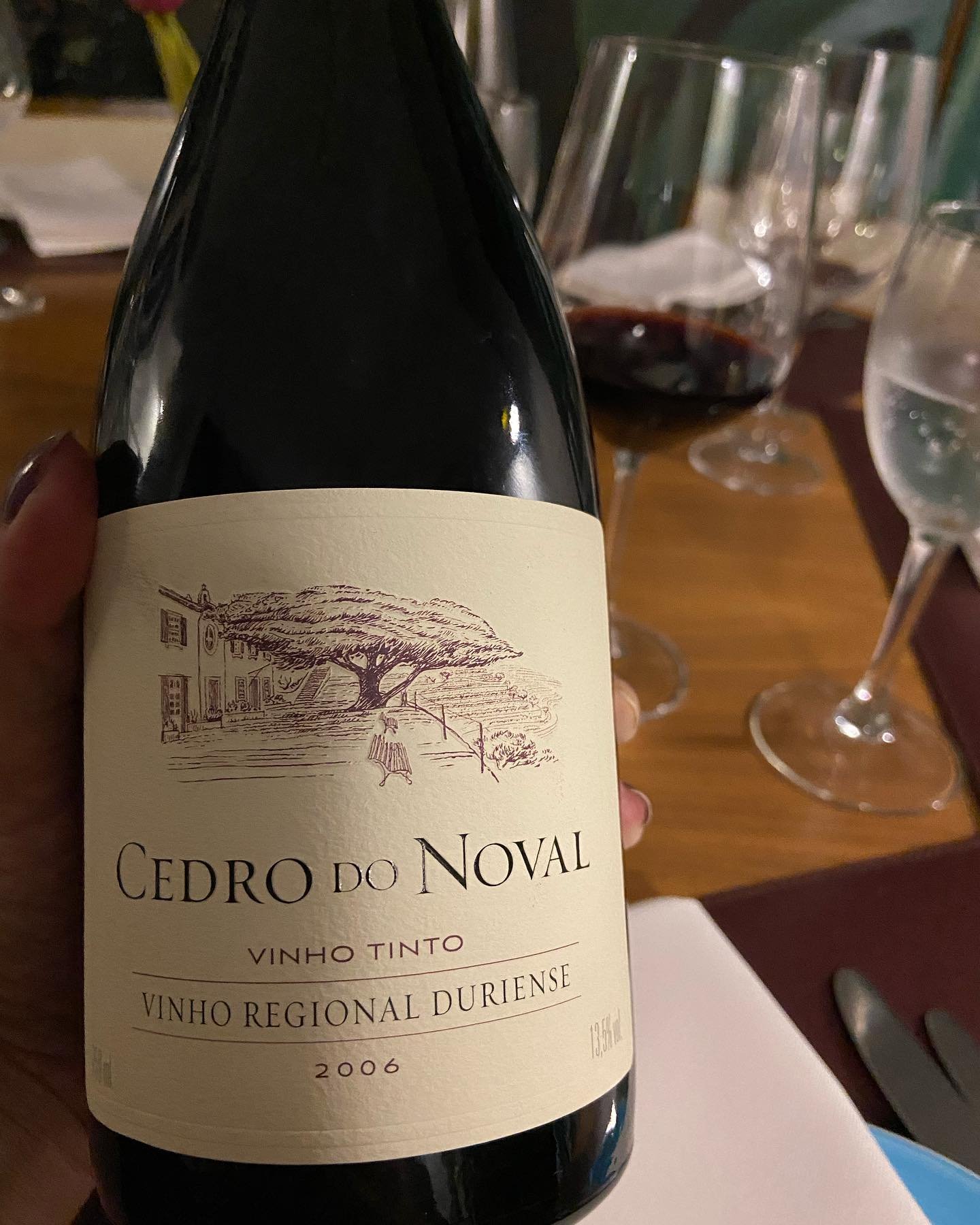 Garrafa de vinho fotografada na mesa do Jardim Secreto