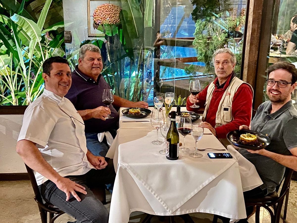 Amigos reunidos à mesa no Jardim Secreto