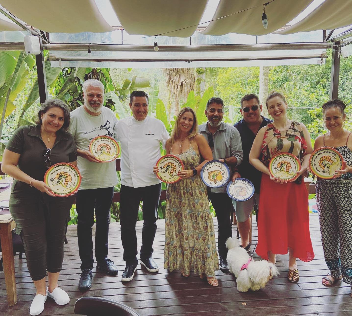 Visitantes reunidos no espaço do Jardim Secreto