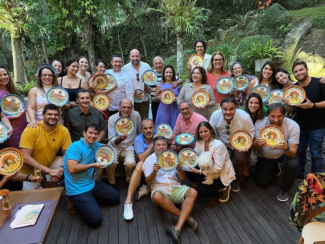 Grupo de visitantes com pratos Boa Lembrança no Jardim Secreto