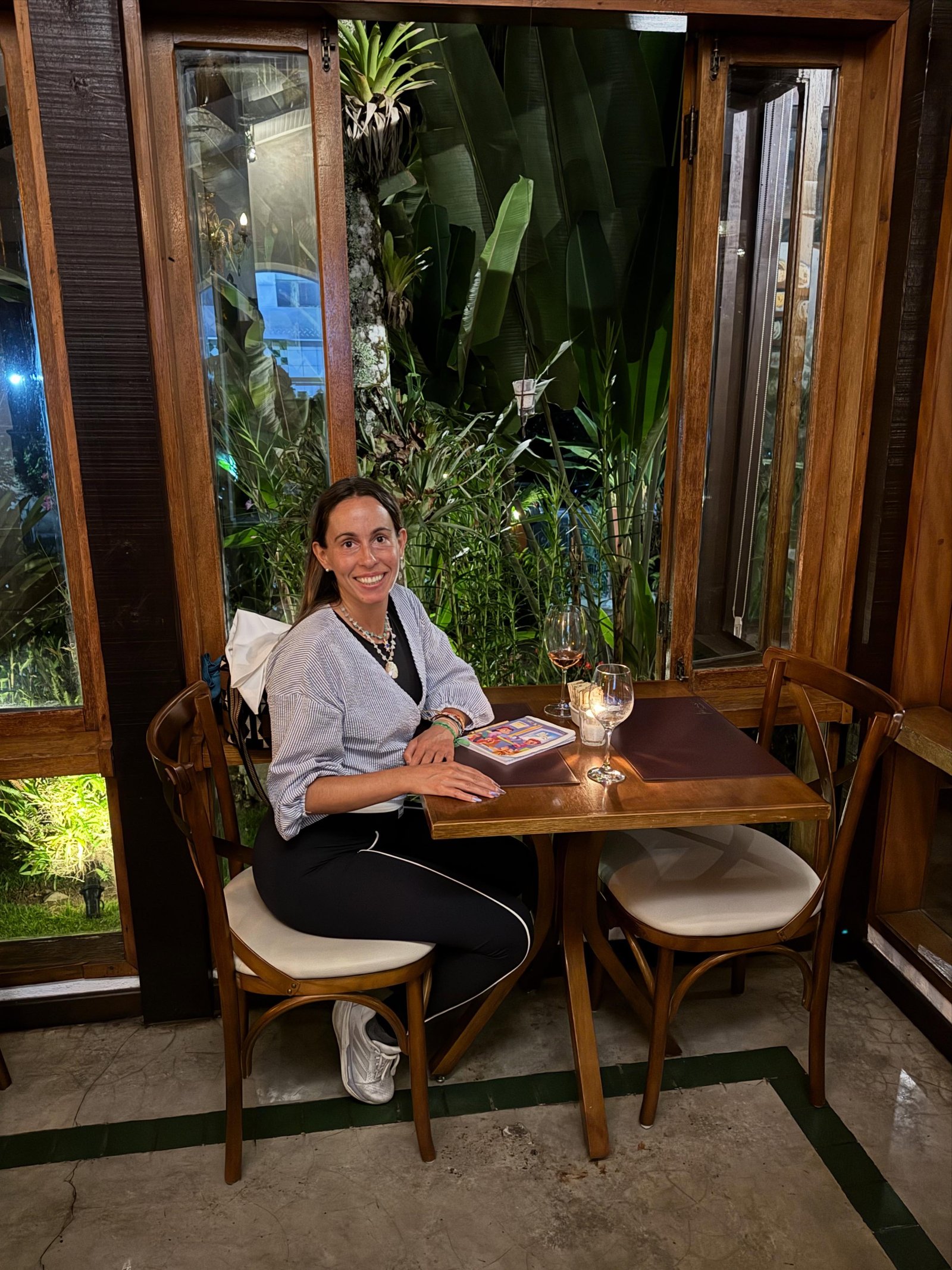 Visitante à mesa junto à janela do restaurante